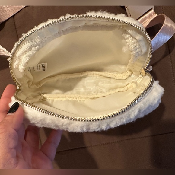 APANA Studio City See Me Run Cozy White Sherpa Belt Bag/Crossbody Sling - Picture 5 of 14